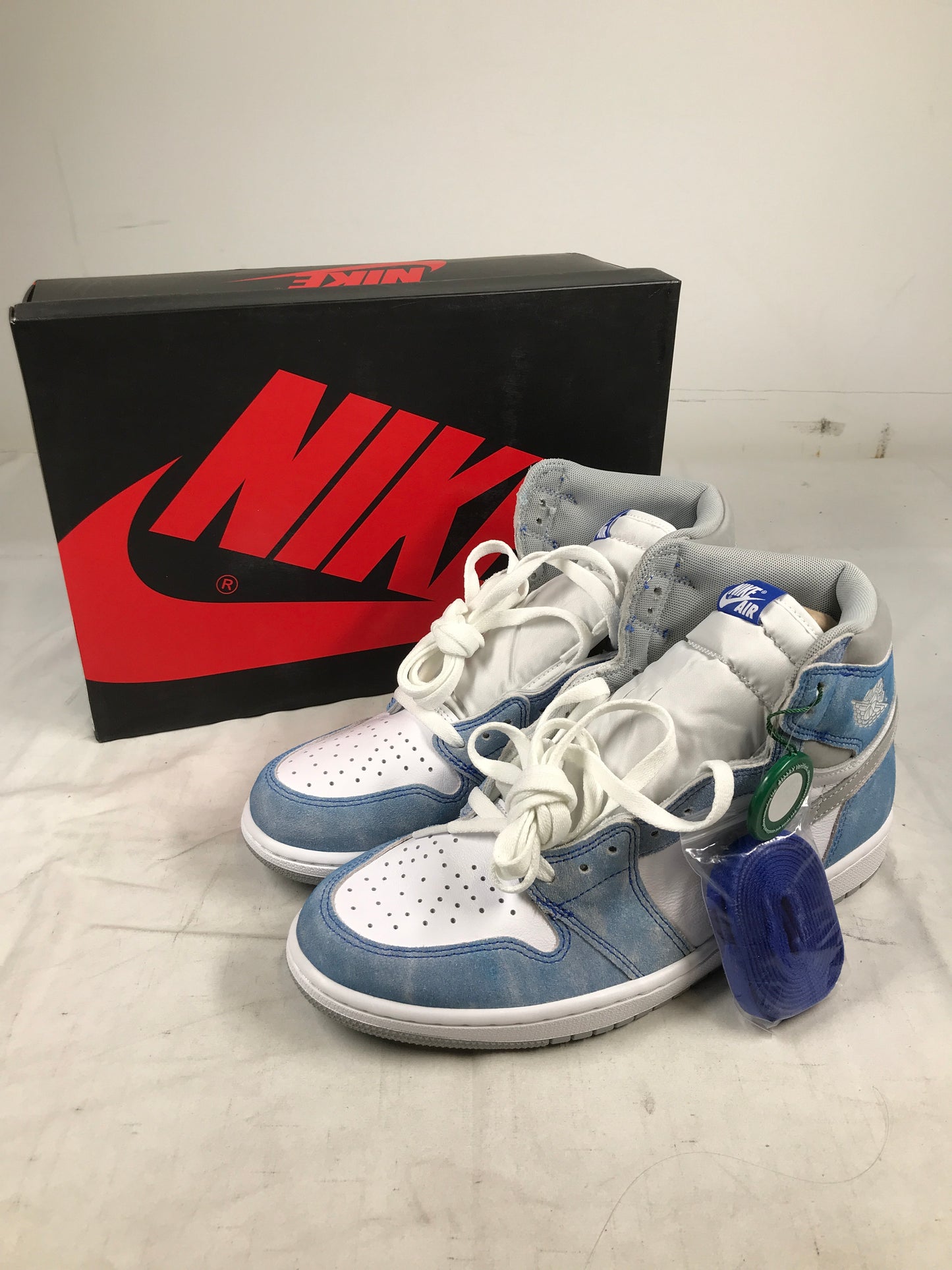 Air Jordan 1 Retro High Hyper Royal Smoke Grey