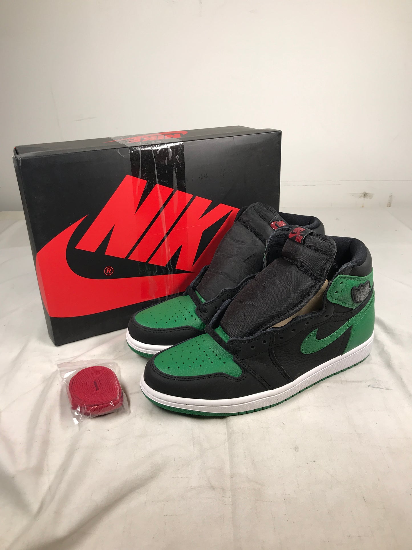 Air Jordan 1 Retro High Pine Green Black