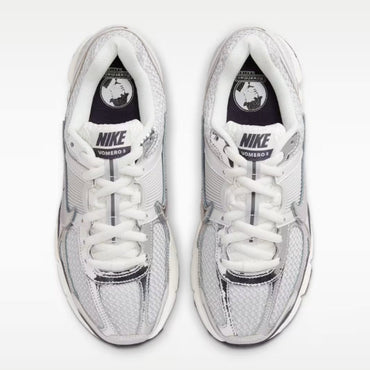 Nike Zoom Vomero 5 - Photon Dust/Gridiron/Sail/Chrome